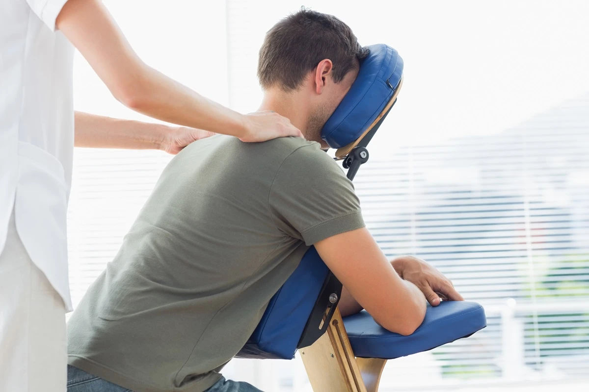 img-physiotherapist-giving-shoulder-massage-man